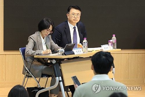 사직 전공의 질문 듣는 장상윤 사회수석