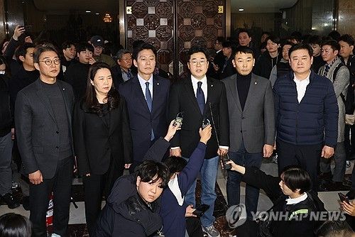계엄 해제 요구 결의안 가결 후 공식 브리핑하는 박찬대 원내대표