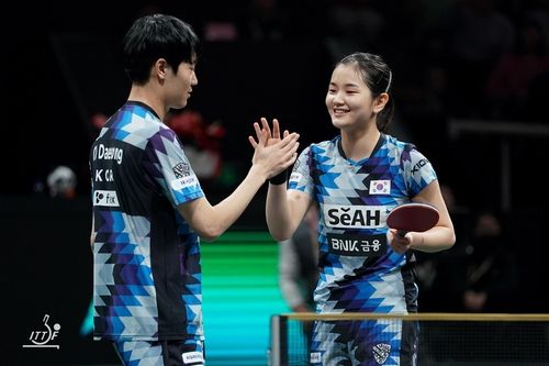 하이파이브하는 조대성(왼쪽)과 김나영