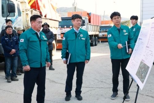 공사장 안전 살피는 정영철 영동군수(앞줄 맨왼쪽)