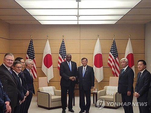 오스틴 미 국방장관과 면담하는 이시바 시게루 일본 총리