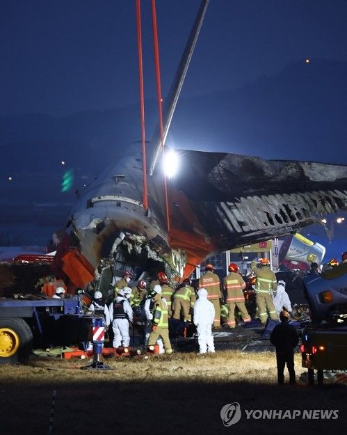 저녁까지 이어지는 무안 제주항공 사고 여객기 수습작업