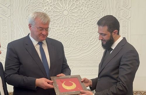 시리아 실권자 아메드 알샤라(오른쪽) 만난 안드리 시비하 우크라이나 외무장관