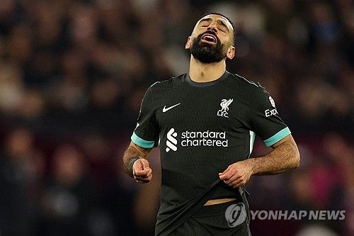 슈팅이 빗나가자 아쉬워하는 리버풀의 무함마드 살라흐