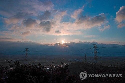 구름 사이로 지는 2023년 마지막 해