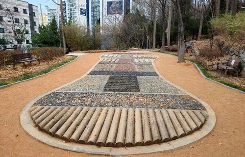 서대문구가 조성한 실락공원 '황마 맨발길'