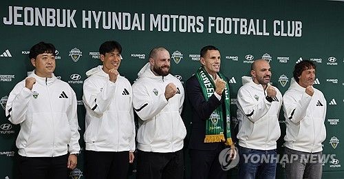 코치진과 기념촬영하는 거스 포옛 감독