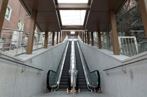 신설된 도로 에스컬레이터