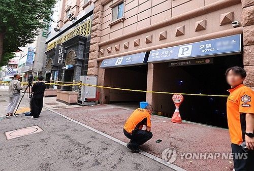 부천 화재 호텔 앞에서 에어매트 놓였던 장소 확인하는 소방관들