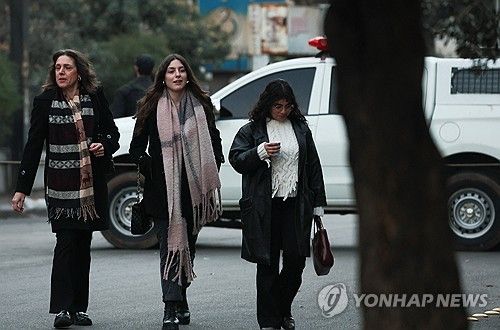 시리아 수도 다마스쿠스 거리를 걷는 여성들
