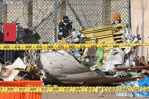 산산이 부서진 제주항공 여객기 잔해