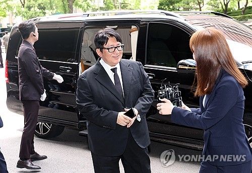 UAE 대통령 접견장 향하는 방시혁 의장