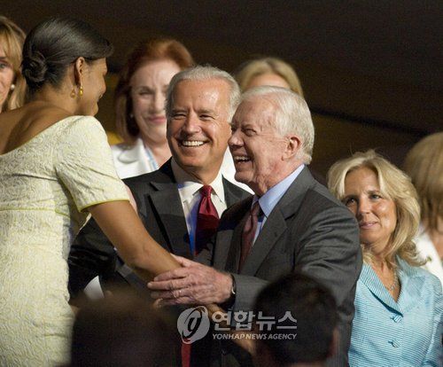 2008년 민주당 전당대회에서 어깨를 나란히 한 지미 카터 전 대통령(오른쪽)과 조 바이든 당시 부통령