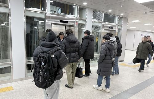 GTX 운전 중앙역 엘리베이터 앞 시민들 