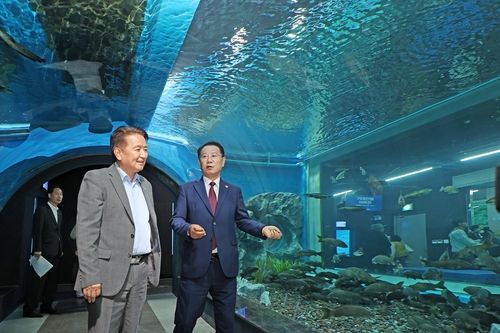 충북아쿠아리움 둘러보는 김영환 충북지사와 송인헌 괴산군수(왼쪽부터)