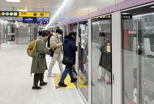 대곡역에서 승차하는 시민들