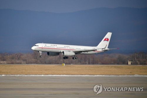 블라디보스토크 국제공항에 착륙 중인 고려항공 투폴레프-204 여객기