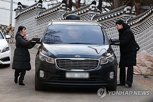 대통령 안가 빠져나가는 경찰 수사관 차량