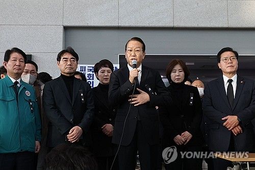 유가족 위로하는 권영세 비대위원장