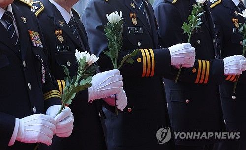 추모하는 경찰들