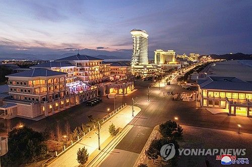 김정은, 완공된 갈마해안관광지구 시찰