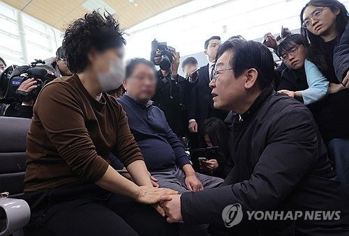 이재명 대표, 유가족에게 위로의 손길