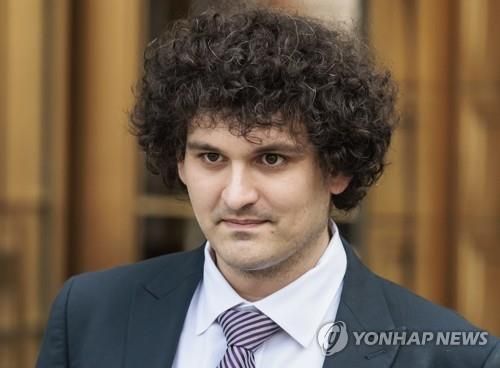 법정 나서는 FTX 창업자 샘 뱅크먼-프리드(2023년 7월)