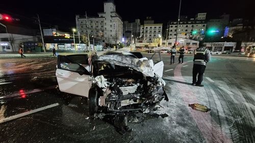 추돌사고 후 화재로 전소된 승용차