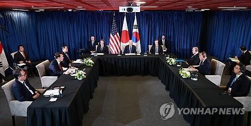 APEC 계기 페루에서 회의 하는 한미일 정상들