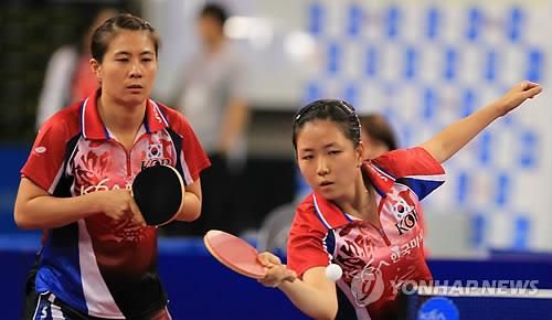 수비수 콤비로 이름을 날렸던 김경아(왼쪽)와 박미영