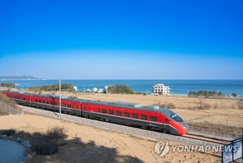 동해선 삼척∼영덕 구간을 달리는 열차