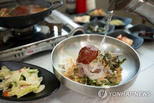 물과 고추장을 넣어 먹는 영덕만세시장 물회 [사진/성연재 기자]