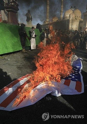 미국·이스라엘 국기 불태우는 후티 반군 지지자들