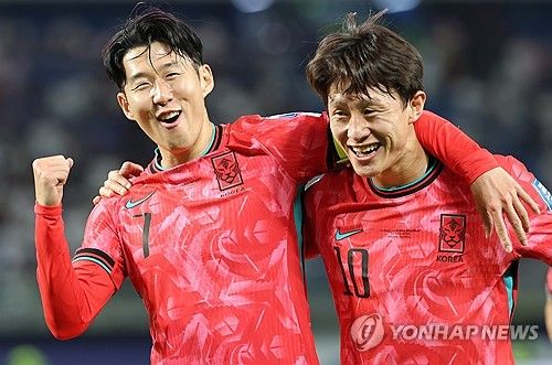 기뻐하는 손흥민과 이재성