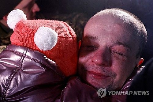 가족과 재회한 우크라이나군 전쟁포로