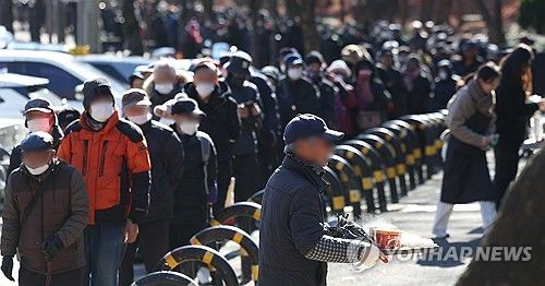 한 해의 마지막 날, 길게 늘어선 무료급식소 줄