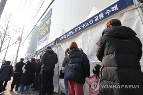 서울의 한 견본주택에 방문객들이 줄을 서서 입장 순서를 기다리고 있다.