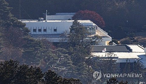 현직 대통령 첫 체포영장, 대통령 관저는 침묵