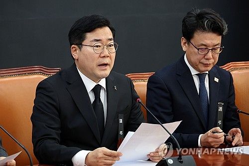 원내대책회의서 발언하는 박찬대 원내대표