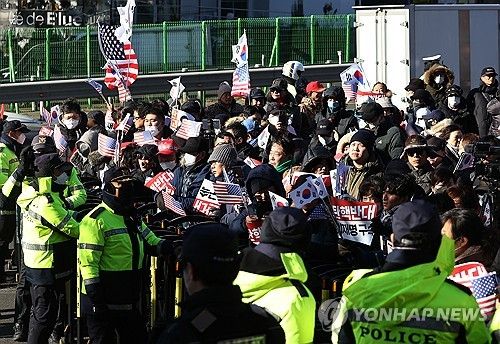 한남동 관저 앞 탄핵 반대 집회