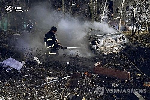 지난달 우크라이나 북동부 수미 지역의 공습 피해 현장
