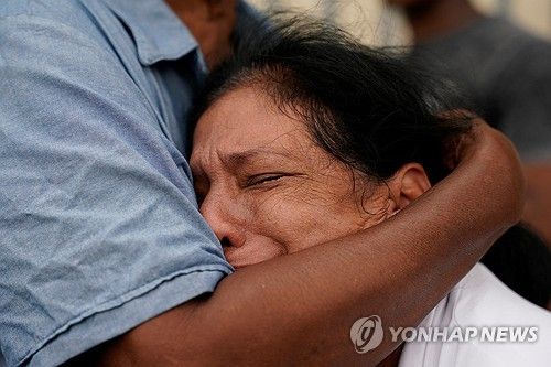 에콰도르 실종 청소년 시신 발견에 오열하는 유족