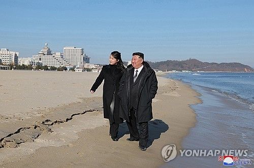 김정은, 완공된 갈마해안관광지구 시찰