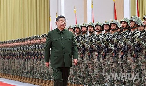 중국군 사열하는 시진핑 국가주석