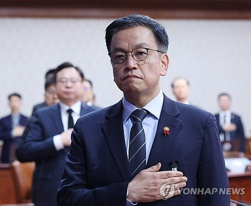 국기에 경례하는 최상목 권한대행