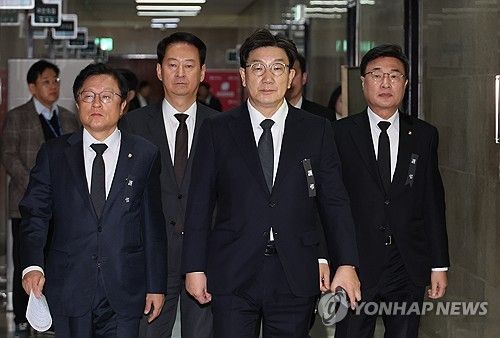 원내대책회의 참석하는 권성동 원내대표