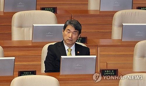 본회의 참석한 이주호 부총리