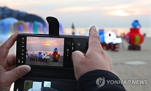 해운대해수욕장에 등장한 새해 조형물