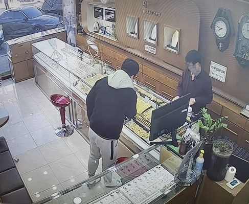 귀금속 살펴보는 피의자의 모습