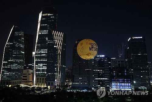 서울달, 어두운 하늘 위로